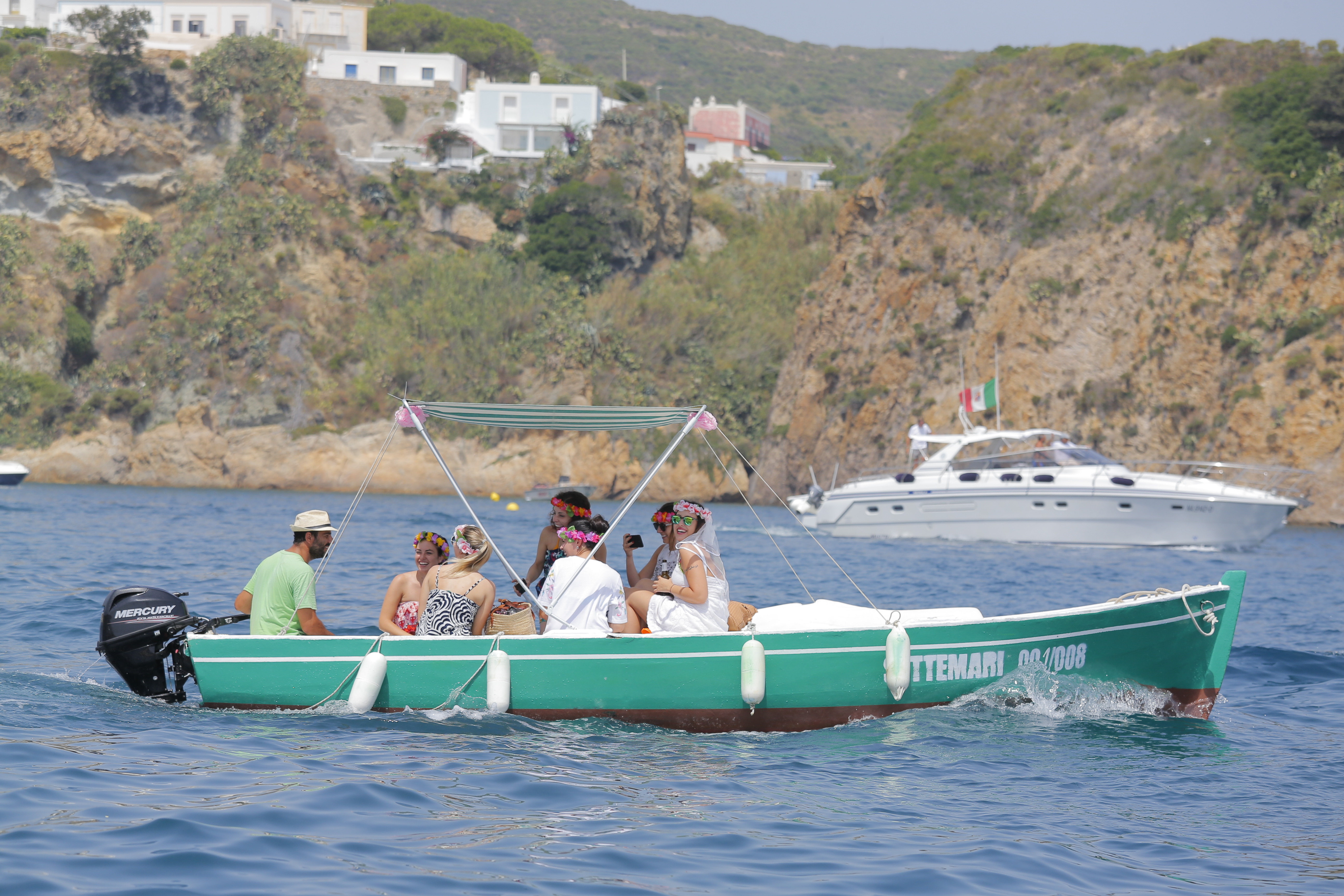 Gita in barca Settemari verso Palmarola con turisti a bordo