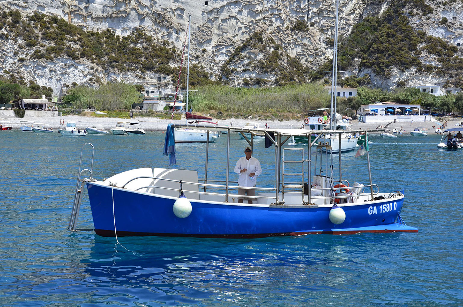 Gozzetto ormeggiato in una caletta di Ponza, noleggiabile senza patente