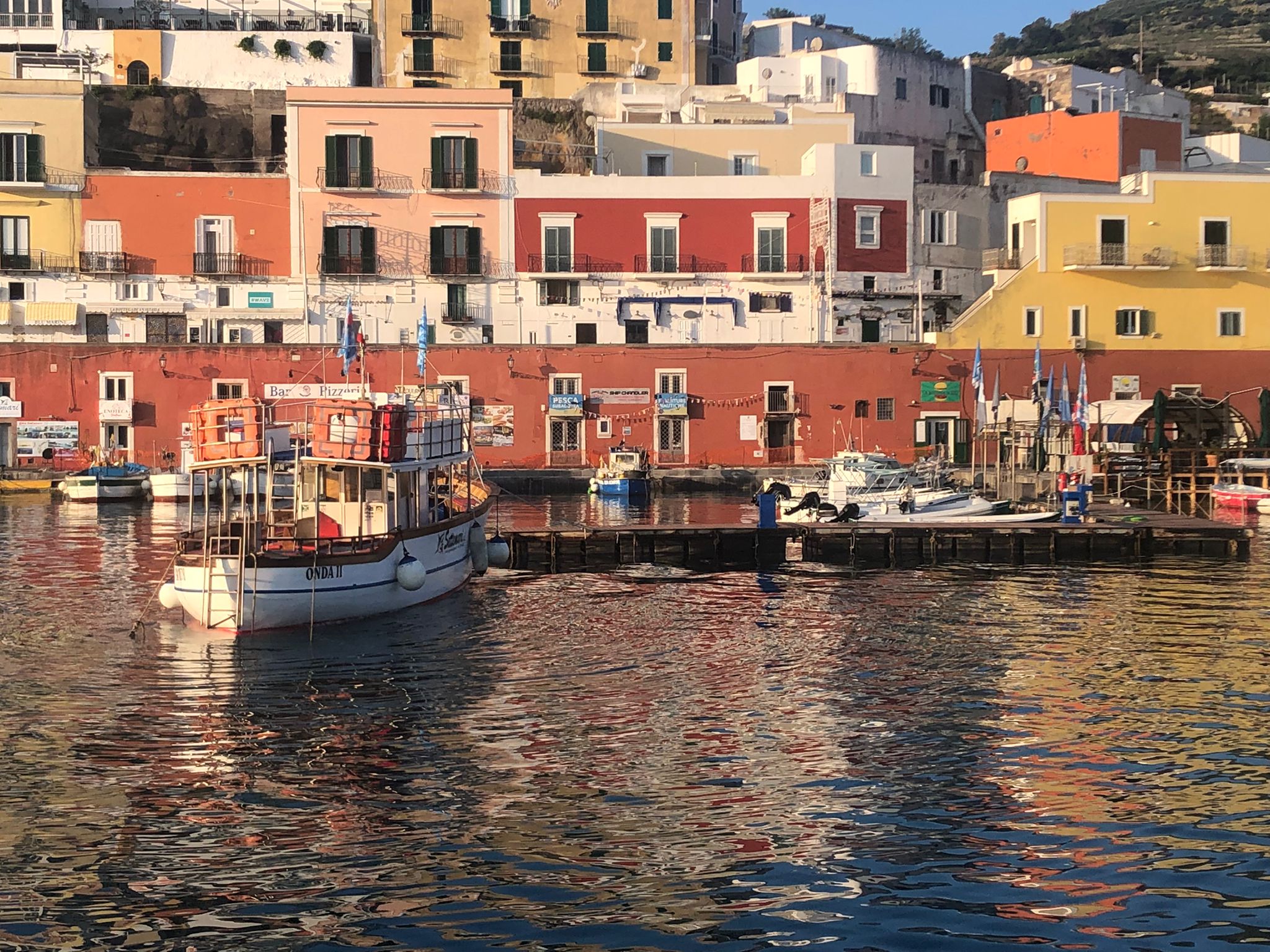 Il pontile Settemari al centro del porto di Ponza