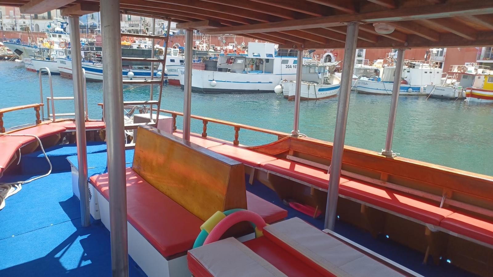 La coperta ombreggiata della barca Settemari con sedute comode per i passeggeri
